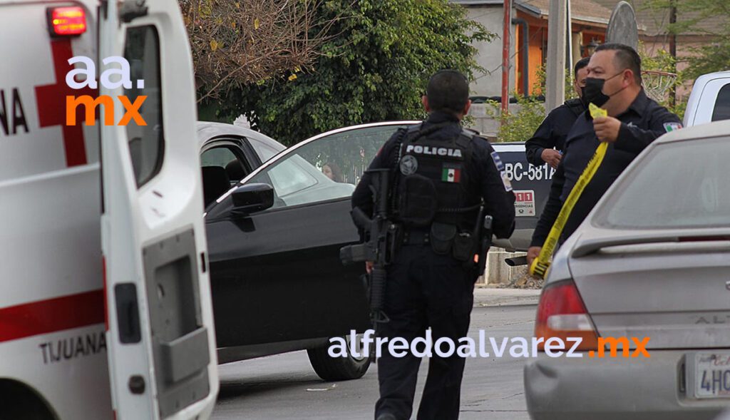 BALEAN A MUJERES, A UNA A BORDO DE SU AUTO
