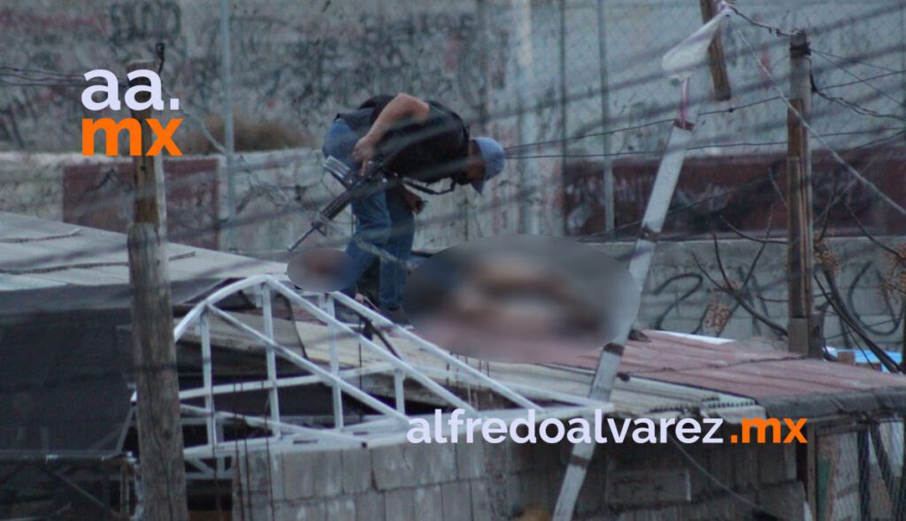 BALEAN A MUJERES, A UNA A BORDO DE SU AUTO