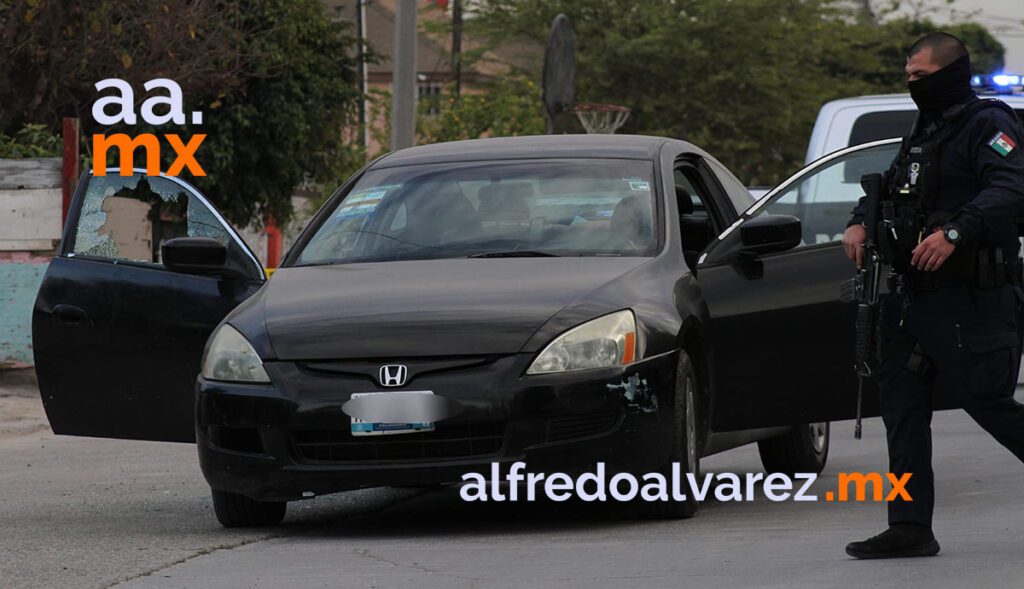 BALEAN A MUJERES, A UNA A BORDO DE SU AUTO