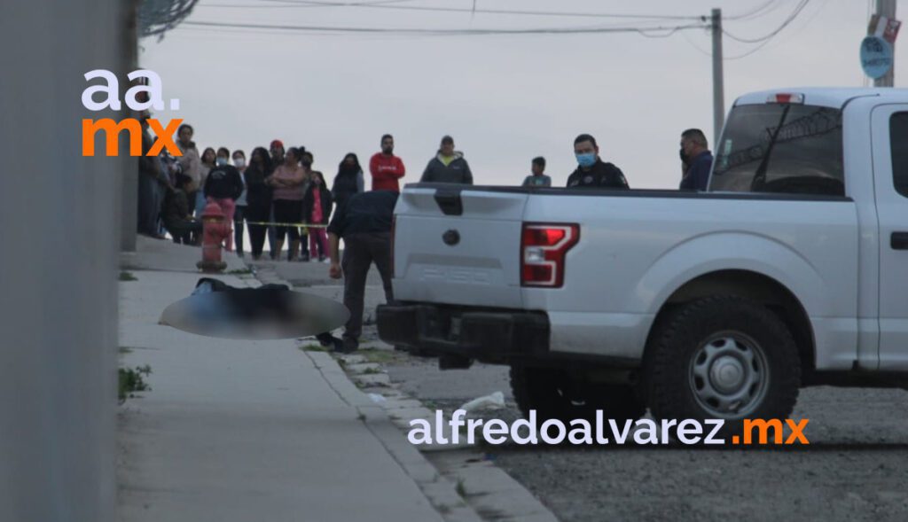 BALEAN A MUJERES, A UNA A BORDO DE SU AUTO