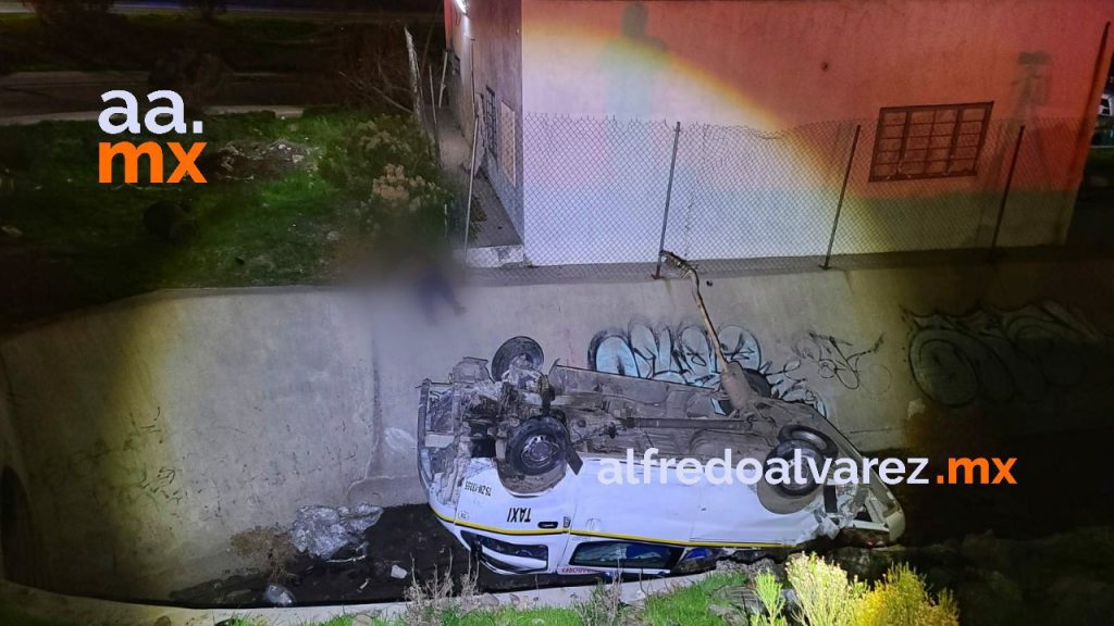 TAXISTA MUERE AL SALIR DEL CAMINO Y VOLCAR