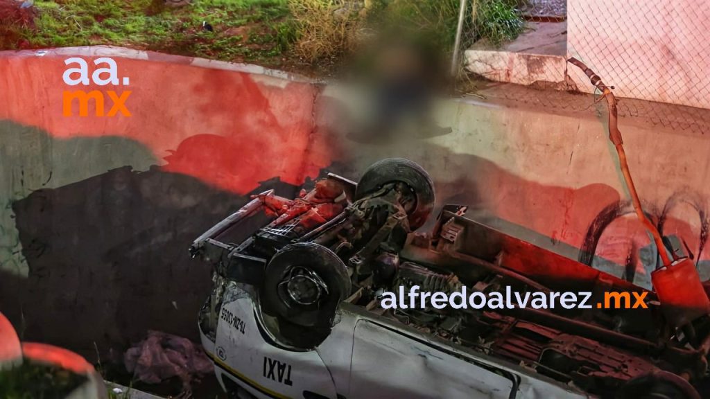 TAXISTA MUERE AL SALIR DEL CAMINO Y VOLCAR
