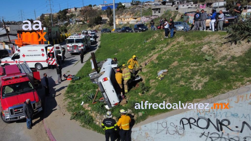 PICK UP VUELCA EN PUENTE DE LA VILLA