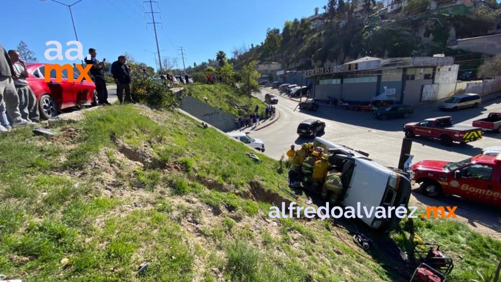 PICK UP VUELCA EN PUENTE DE LA VILLA