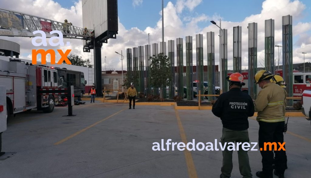 RESCATAN A TRABAJADOR EN PANTALLA ESPECTACULAR