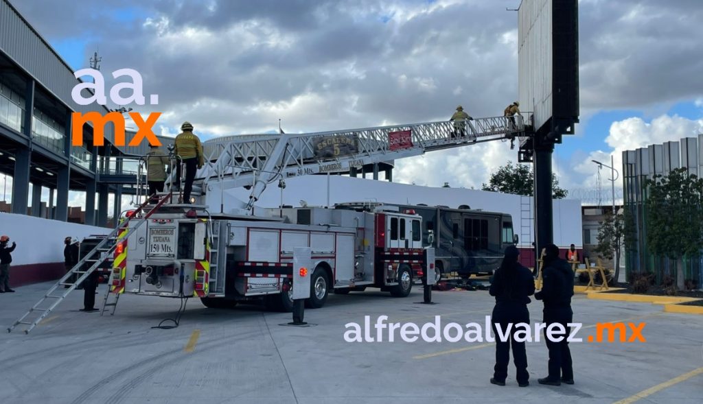 RESCATAN A TRABAJADOR EN PANTALLA ESPECTACULAR