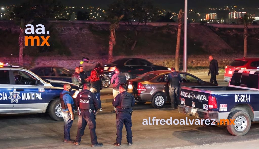 MATAN A BALAZOS A AUTOMOVILISTA; ACOMPAñANTE RESULTA ILESA