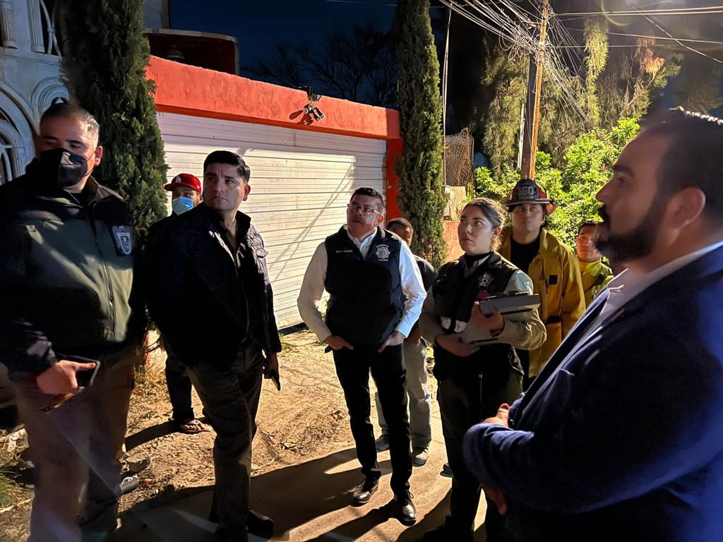 EVACúAN A FAMILIAS TRAS DESLIZAMIENTO DE TIERRA