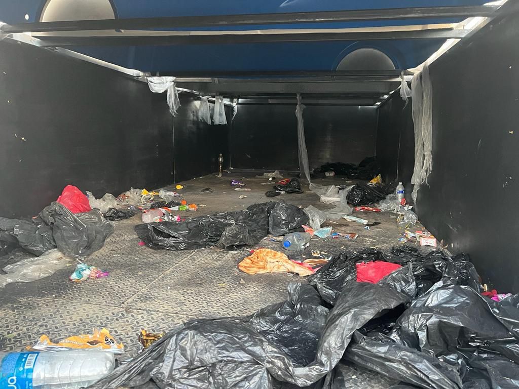 HALLAN A DECENAS DE MIGRANTES EN TINACOS SOBRE UNA CAMIONETA