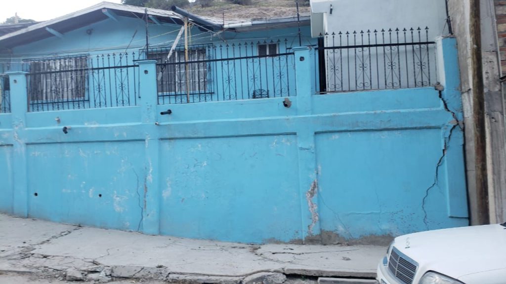EVACúAN A FAMILIAS TRAS DESLIZAMIENTO DE TIERRA