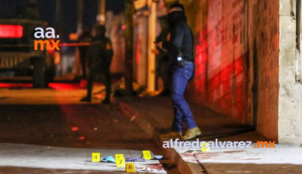 SUJETOS ABREN FUEGO EN PUESTO DE COMIDA; DEJAN UN MUERTO Y HERIDOS