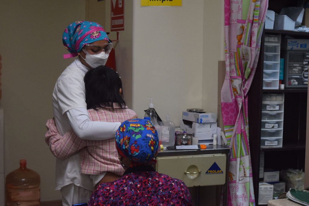 NATALY CELEBRA SU úLTIMO DíA DE QUIMIOTERAPIA EN EL HGT