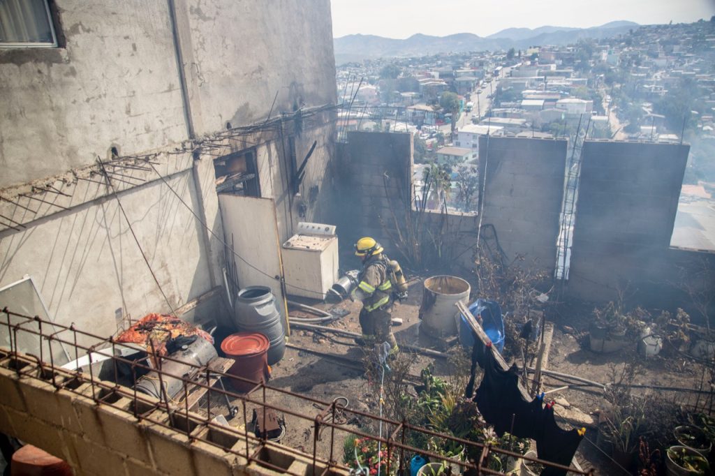 FUEGO CONSUME 2 CASAS Y DEJA A 9 PERSONAS SIN HOGAR