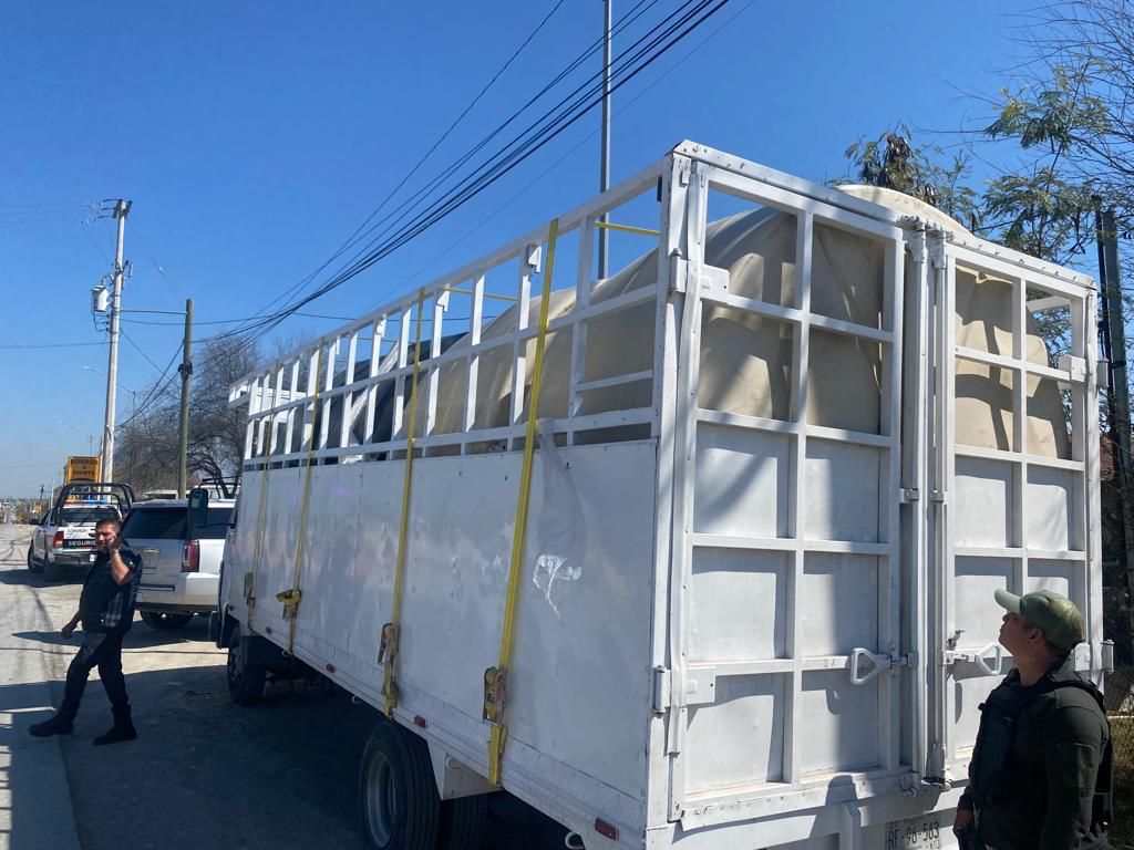 HALLAN A DECENAS DE MIGRANTES EN TINACOS SOBRE UNA CAMIONETA