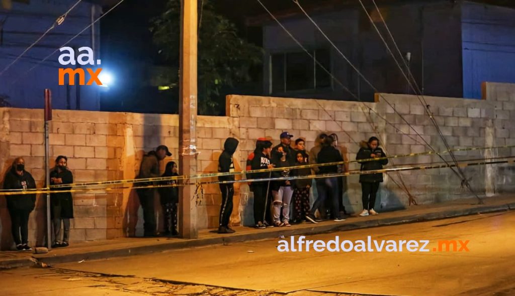 SUJETOS ABREN FUEGO EN PUESTO DE COMIDA; DEJAN UN MUERTO Y HERIDOS