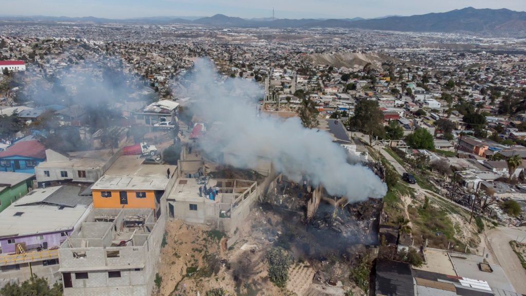 FUEGO CONSUME 2 CASAS Y DEJA A 9 PERSONAS SIN HOGAR