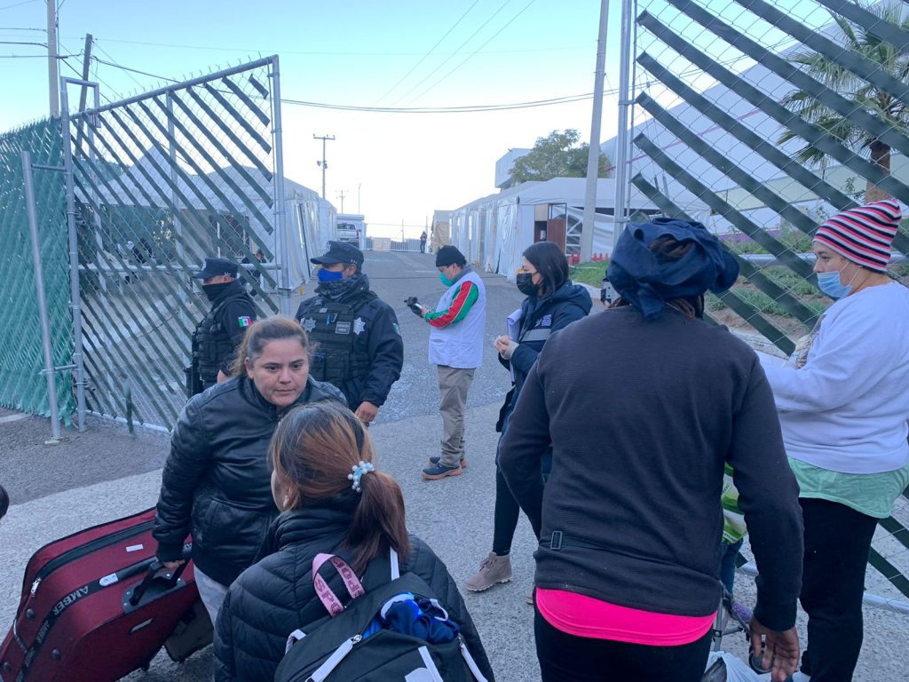 REUBICA GOBIERNO DE BC A MIGRANTES DE 'EL CHAPARRAL' EN TOTAL ORDEN
