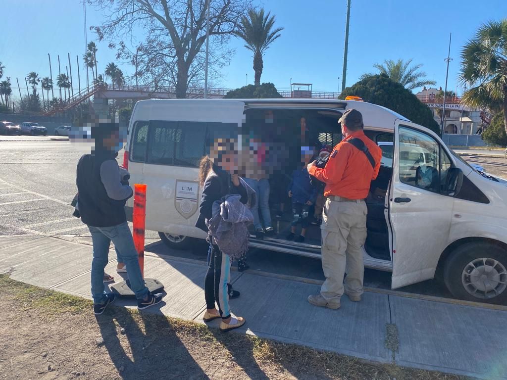 RESCATAN A NIñOS MIGRANTES EN EL RíO BRAVO