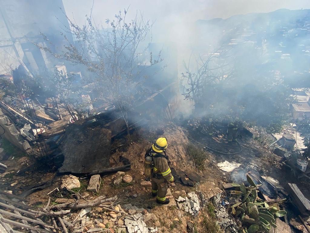 FUEGO CONSUME 2 CASAS Y DEJA A 9 PERSONAS SIN HOGAR