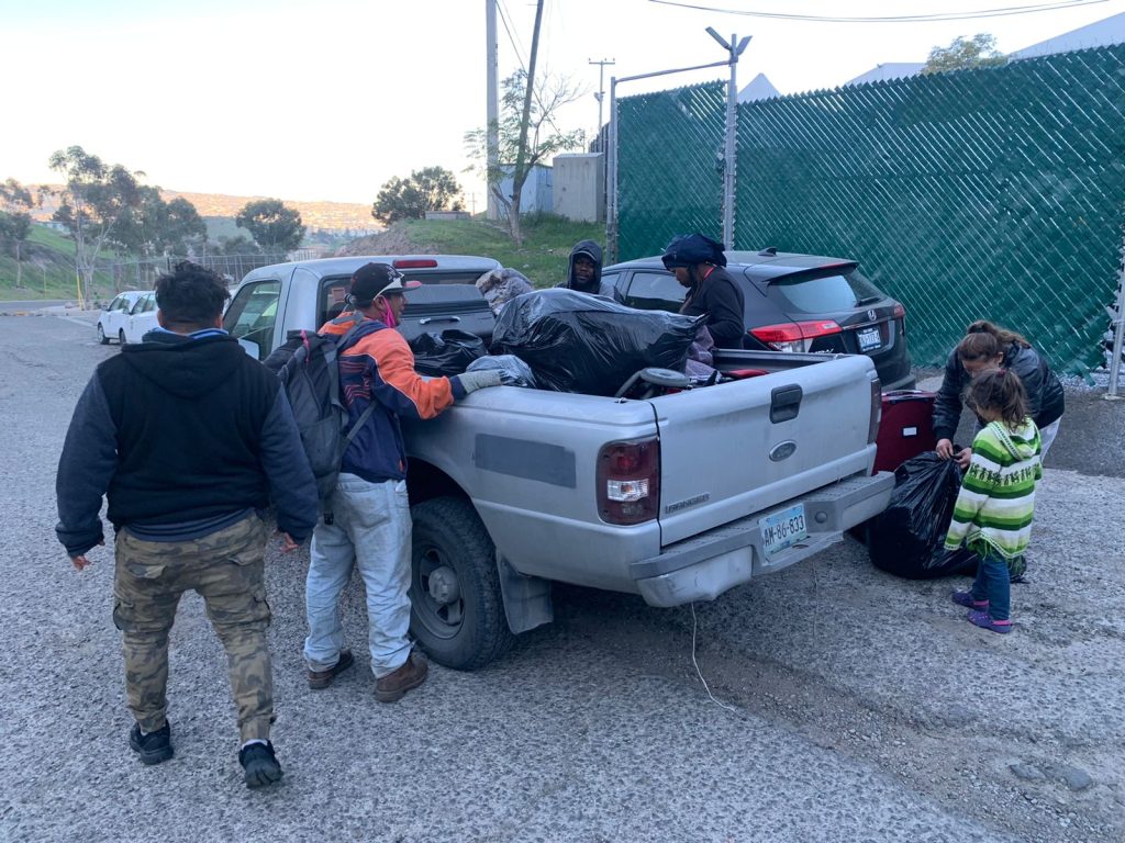 REUBICA GOBIERNO DE BC A MIGRANTES DE 'EL CHAPARRAL' EN TOTAL ORDEN