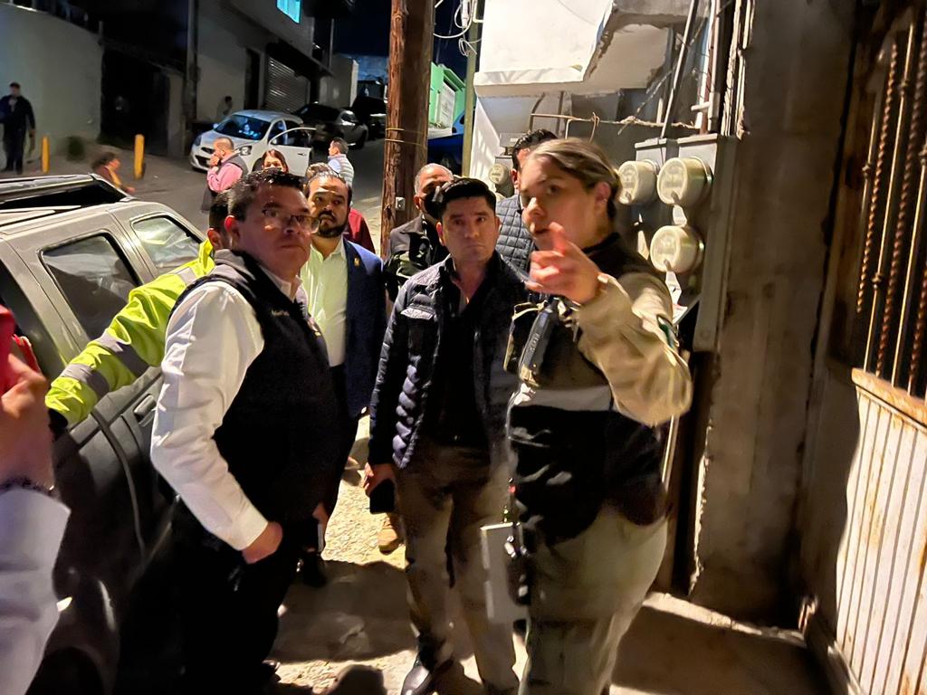EVACúAN A FAMILIAS TRAS DESLIZAMIENTO DE TIERRA
