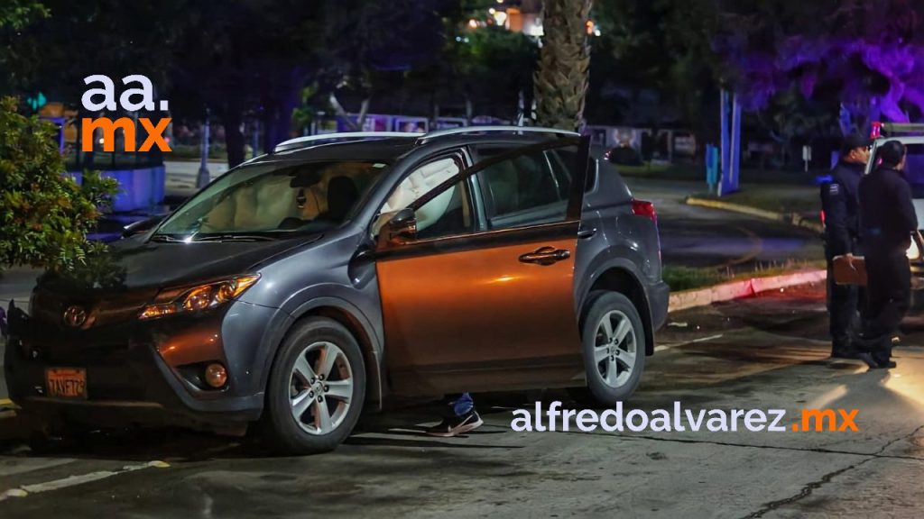 TAXISTA Y SU PASAJERO RESULTAN LESIONADOS TRAS SER CHOCADOS