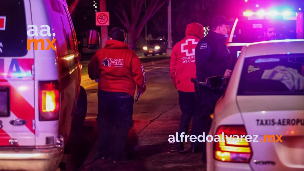 TAXISTA Y SU PASAJERO RESULTAN LESIONADOS TRAS SER CHOCADOS