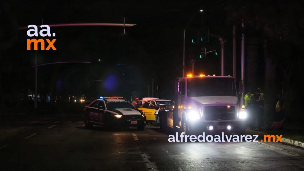 TAXISTA Y SU PASAJERO RESULTAN LESIONADOS TRAS SER CHOCADOS