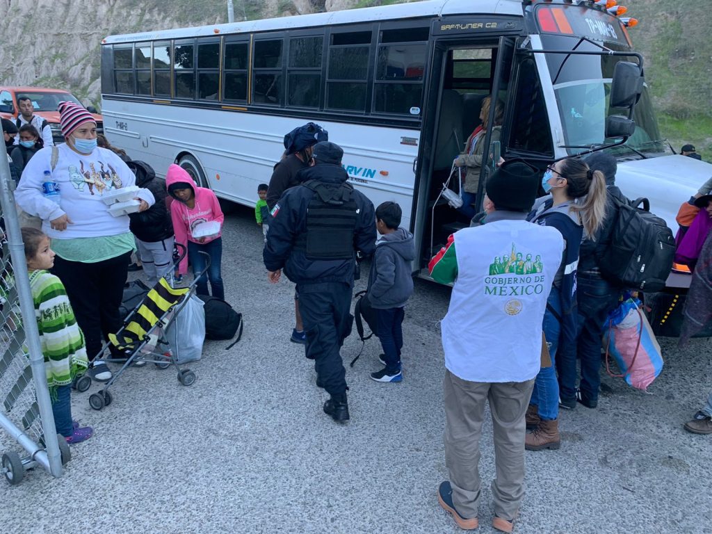 REUBICA GOBIERNO DE BC A MIGRANTES DE 'EL CHAPARRAL' EN TOTAL ORDEN