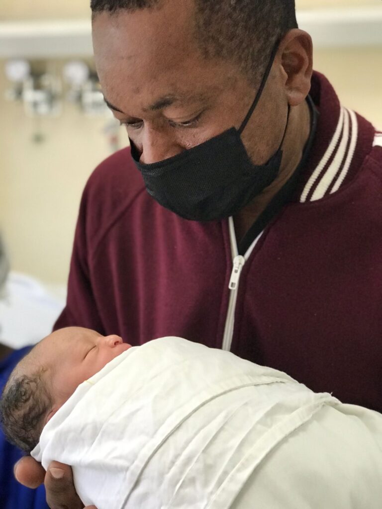 NACEN GEMELITOS DE PADRES MIGRANTES