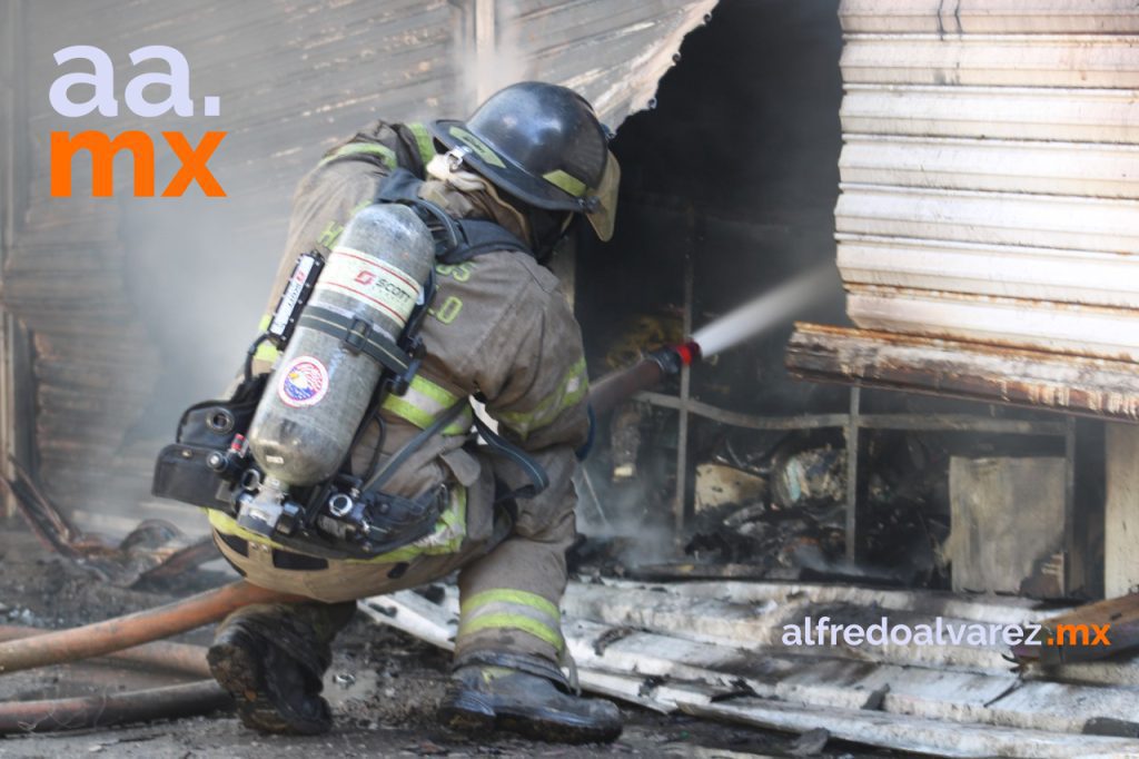 CONTROLAN INCENDIO EN EL TIANGUIS HéCTOR ESPINO