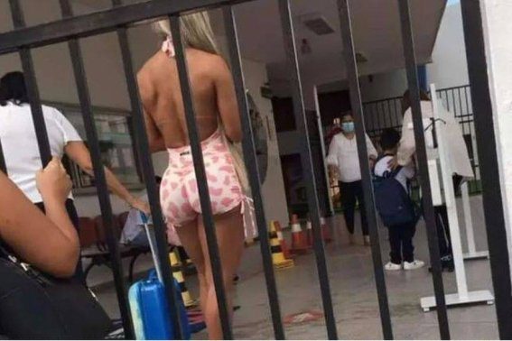 CRITICAN A MODELO FIT POR SU VESTIMENTA PARA RECOGER A SU HIJO