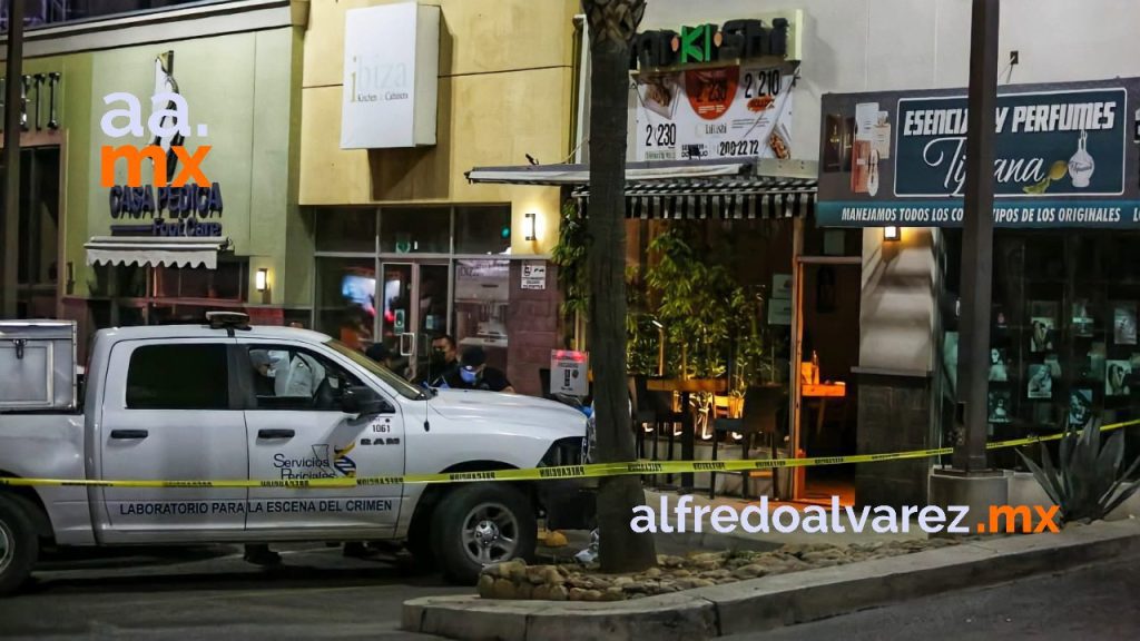 ASESINAN A MUJER AFUERA DE RESTAURANTE