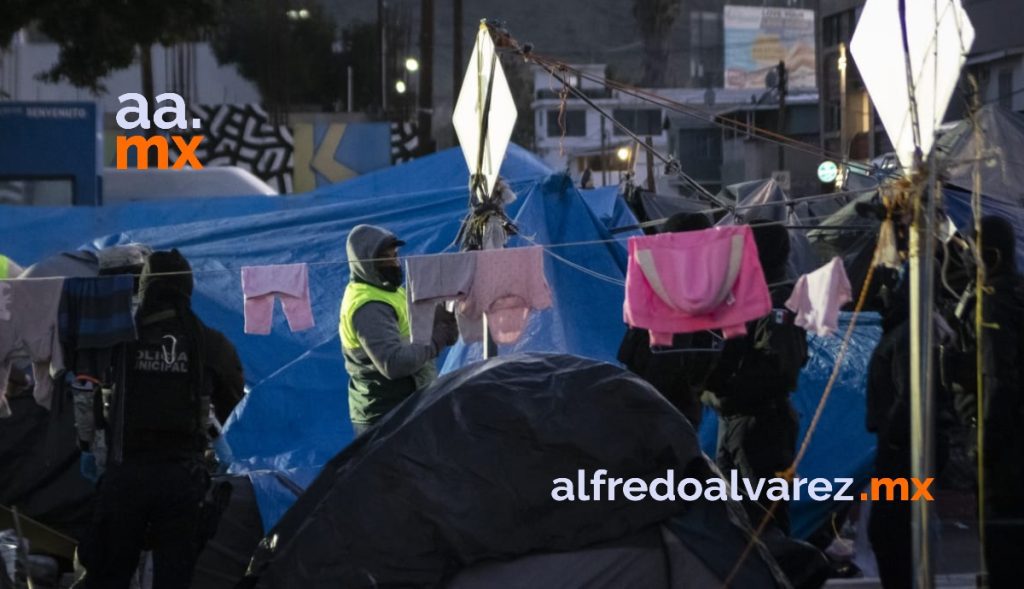 DESALOJAN EL CAMPAMENTO MIGRANTE 'EL CHAPARRAL'