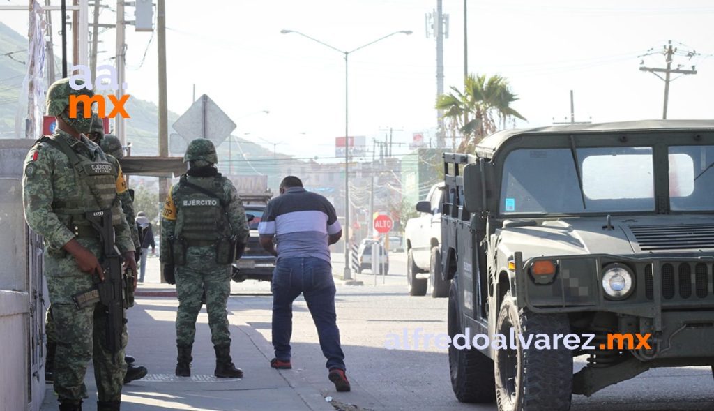 BALEAN A HOMBRE FRENTE A SUPERMERCADO
