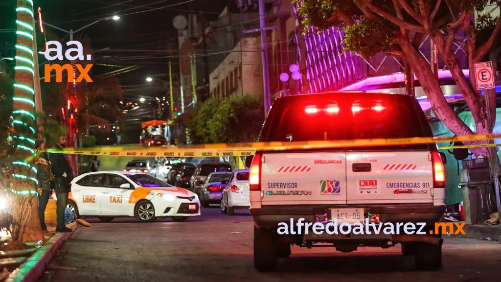 HALLAN SOBRE LA BANQUETA A DOS HOMBRES CON SOBREDOSIS, UNO MURIó