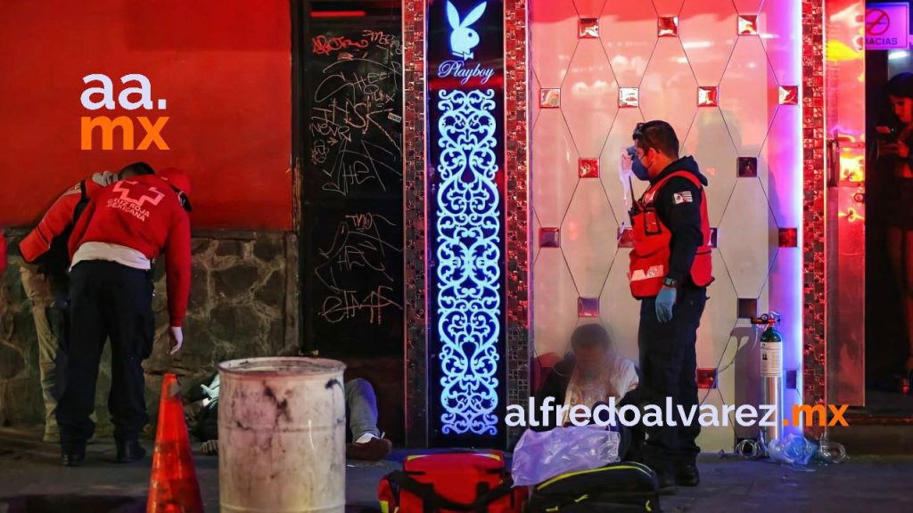 HALLAN SOBRE LA BANQUETA A DOS HOMBRES CON SOBREDOSIS, UNO MURIó