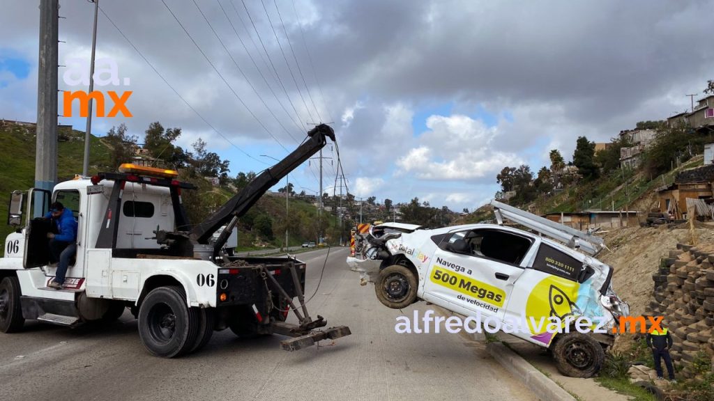 TRABAJADORES DE TOTAL PLAY LESIONADOS TRAS VOLCADURA