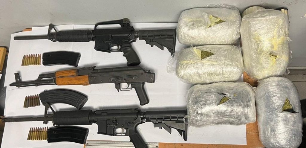 CAPTURAN A DOS JóVENES CON ARMAS DE ALTO CALIBRE Y DROGA