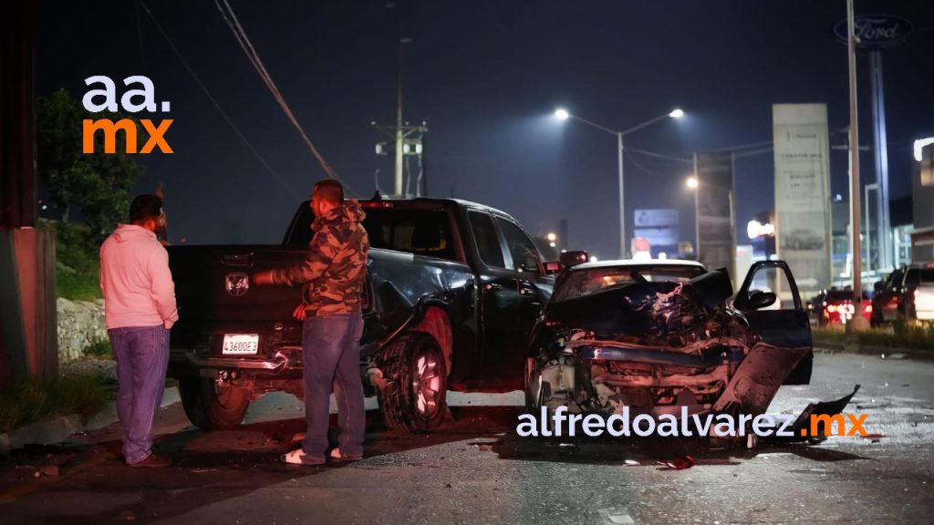 AUTO SE ESTAMPA CON CUATRO VEHíCULOS MIENTRAS HACíAN LíNEA