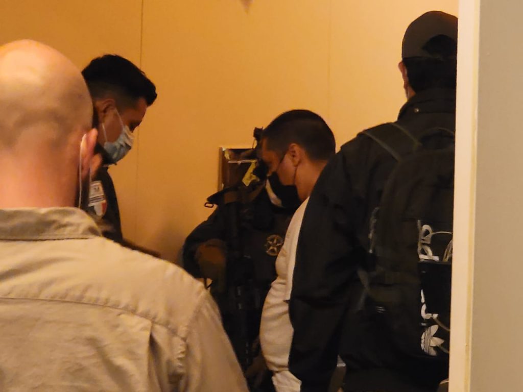 ASESINAN A BALAZOS A DOS HOMBRES, A UNO FRENTE A SIX