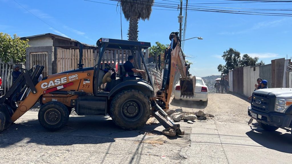 TRABAJA CESPT PARA RESTABLECER SERVICIOS EN CAMINO VERDE SIN AFECTAR ZONA DE RIESGO