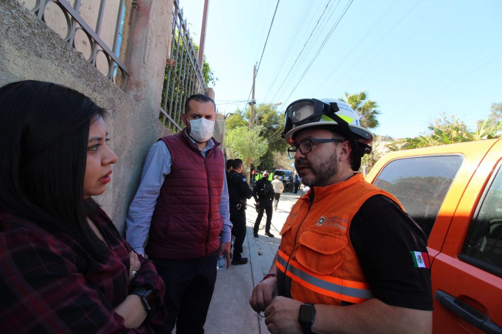 MUJER CHOCA UNIDAD DE BOMBEROS Y ACOMPAñANTE AMENAZA A CONDUCTOR