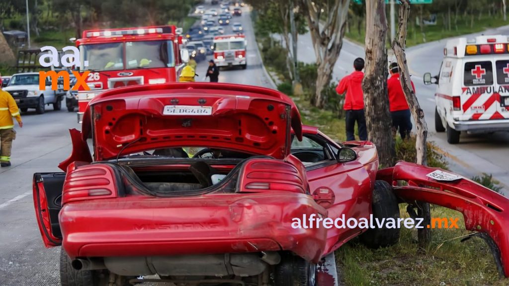 CONDUCTOR DE MUSTANG SE ESTAMPA CON áRBOL Y POSTE, LUEGO HUYE