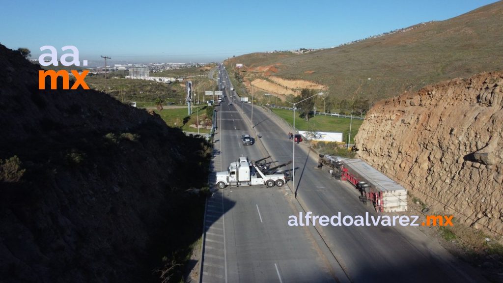 CAOS POR VOLCADURA DE TRáILER EN BULEVAR 2000