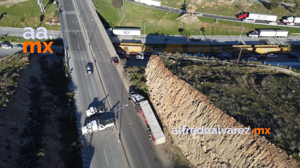 CAOS POR VOLCADURA DE TRáILER EN BULEVAR 2000