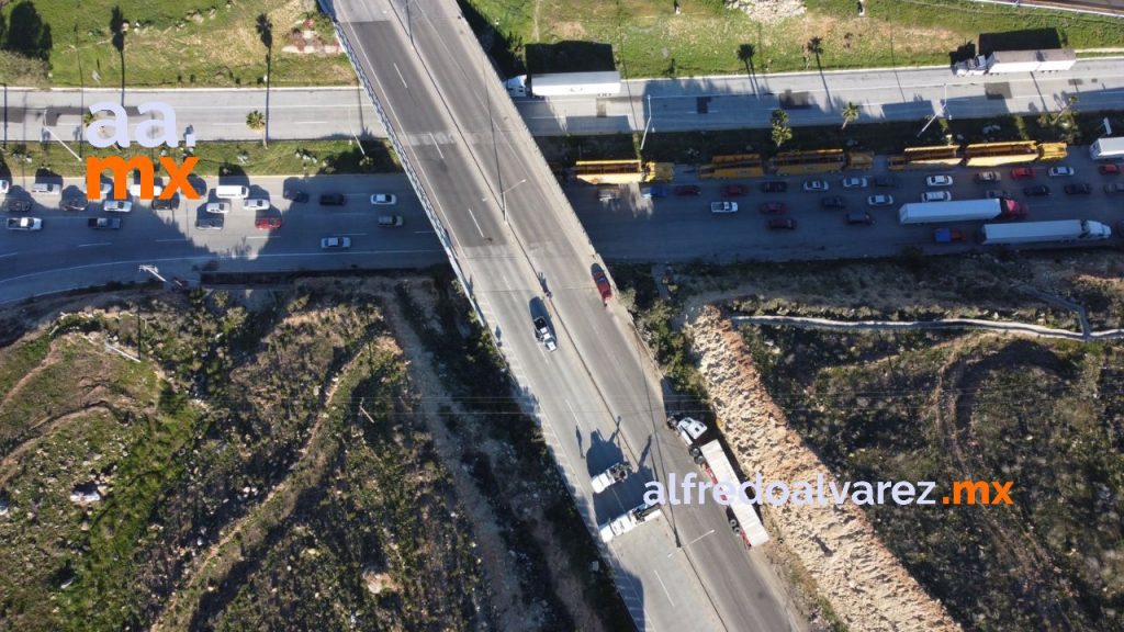 CAOS POR VOLCADURA DE TRáILER EN BULEVAR 2000