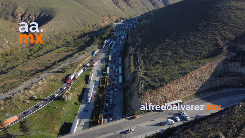 CAOS POR VOLCADURA DE TRáILER EN BULEVAR 2000