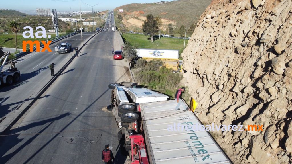 CAOS POR VOLCADURA DE TRáILER EN BULEVAR 2000