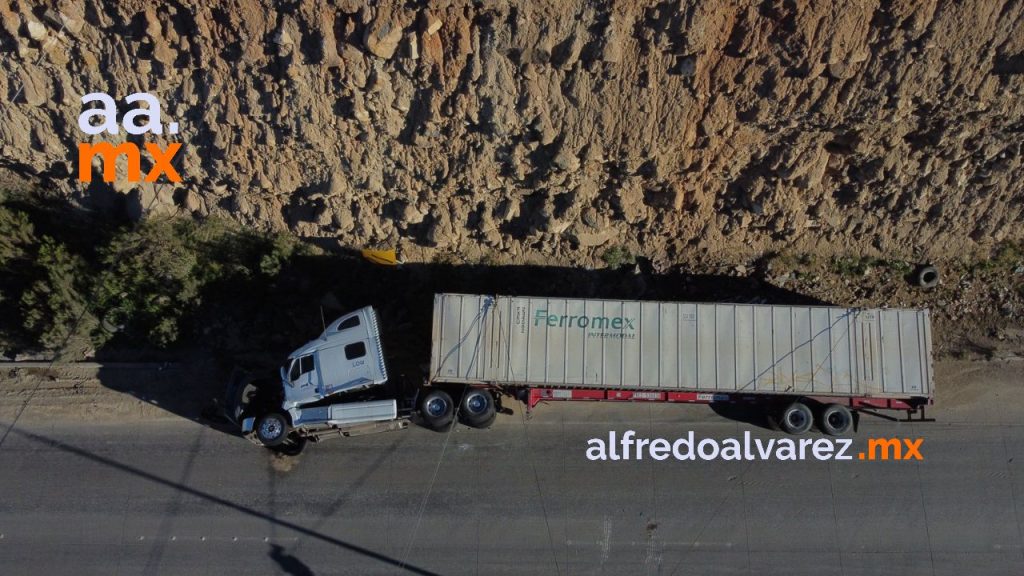 CAOS POR VOLCADURA DE TRáILER EN BULEVAR 2000